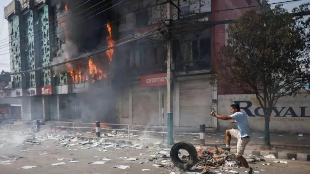 नेपाळमध्ये हिंसा, ओली सरकारकडून कारवाई Violence in Nepal, action by Oli government