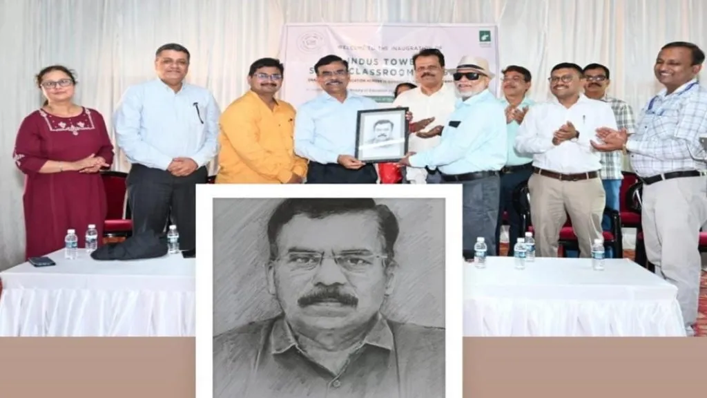 माजगावच्या कलाशिक्षकाची जिल्हाधिकाऱ्यांना अनोखी भेट