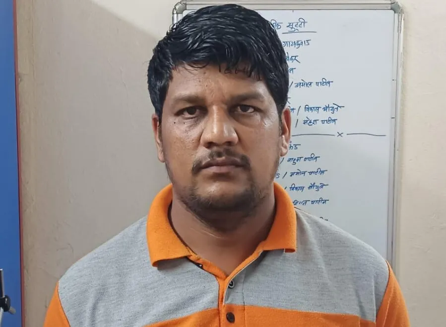 Posing as police, a couple was robbed