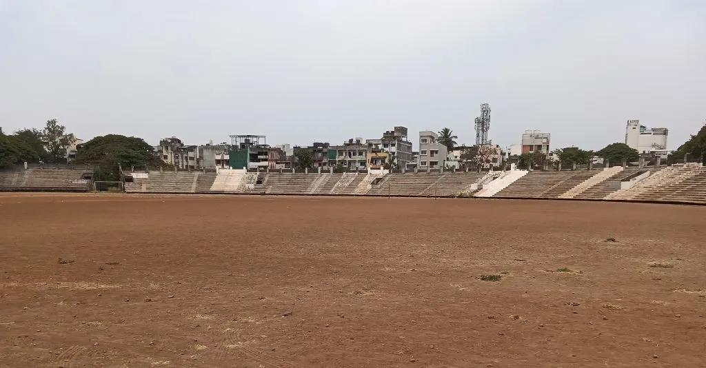 Irresponsibility in the outfield soil work of the ground