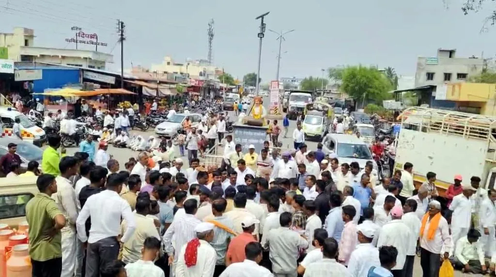 Road blockade for water from Rajewadi lake.