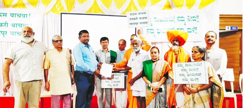 भांडुरा प्रकल्पविरोधात तहसीलदारांना निवेदन Statement to Tehsildar against Bhandura project