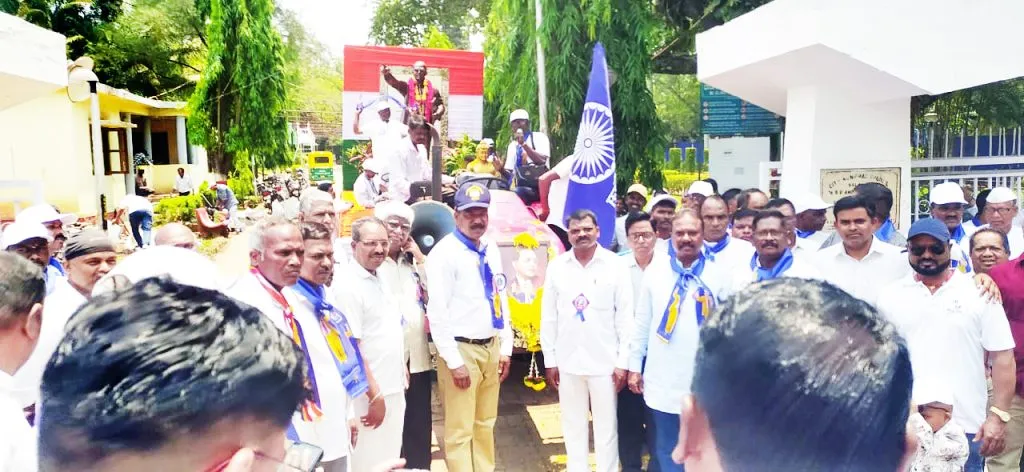 डॉ. बाबासाहेब आंबेडकरांच्या नूतन मूर्तीची भव्य मिरवणूक Grand procession of the new statue of Dr. Babasaheb Ambedkar