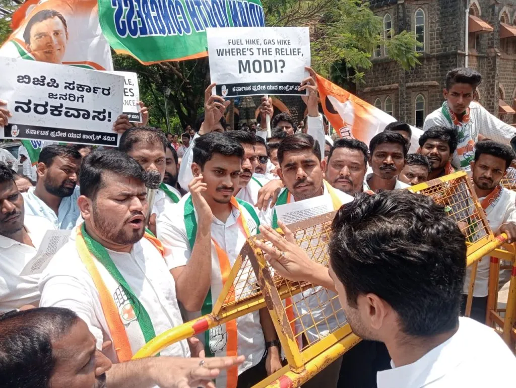 सिलिंडर दरवाढ-महागाईविरोधात युवा काँग्रेसचा केंद्राविरोधात मोर्चा Youth Congress holds protest against the Centre against cylinder price hike-inflation