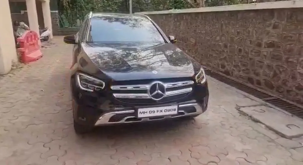 ए.एस. ट्रेडर्सच्या एजंटाची आलिशान कार जप्त Luxury car of AS Traders' agent seized