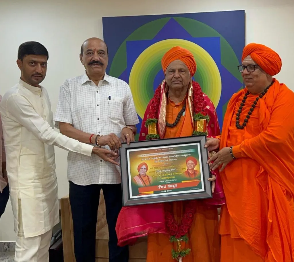 मानद डॉक्टरेट मिळाल्याबद्दल श्री शिवलिंगेश्वर स्वामीजींचा गौरव Kudos to Shri Shivlingeshwar Swamiji for receiving Honorary Doctorate