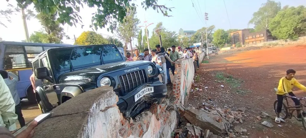 कॉलेज रोडवर जीपला अपघात; कर्लेची महिला जखमी Jeep accident; Woman from Karle injured