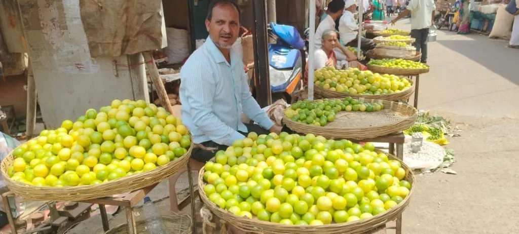 The rising heat is causing the movement of juicy lemons.