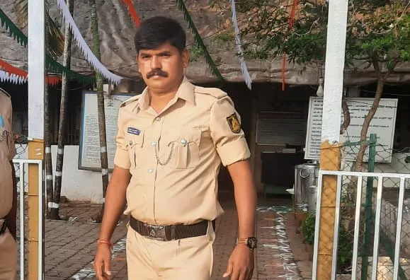 The residence of a hawaladar at camp police station dies while sleeping at home