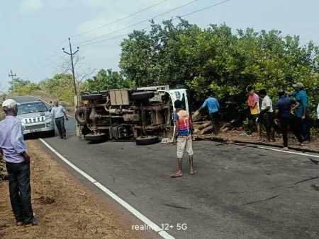 One killed as tempo overturns in Phansavale