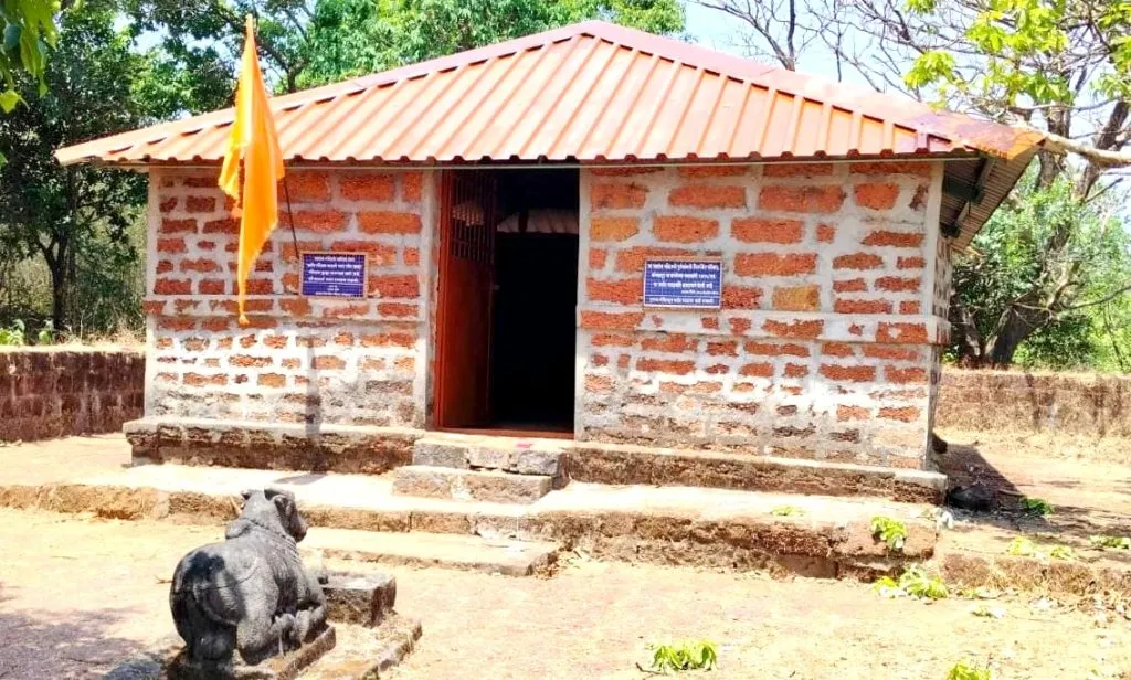 भोवताली जंगल, किर्र अंधार अन् घोंगावणारा वारा, रांगणा गडावरील सुरक्षित रात्र… surrounding forest, howling wind, safe night at Rangana fort