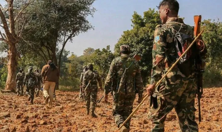 छत्तीसगडमध्ये शेकडो नक्षलींना घेरले Hundreds of Naxalites surrounded in Chhattisgarh