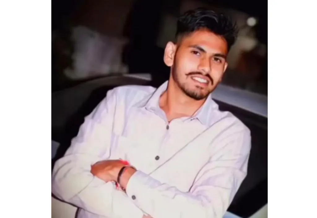 मोटारसायकल दुभाजकाला धडकून तरुणाचा बळी Youth dies after motorcycle hits divider