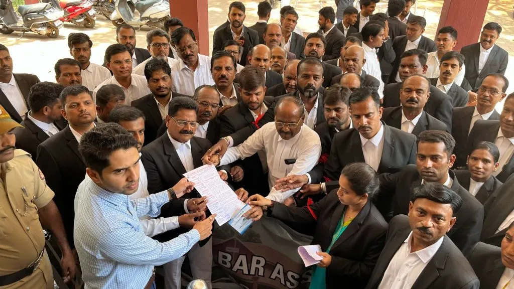 Take strict action against the accused who attack lawyers.