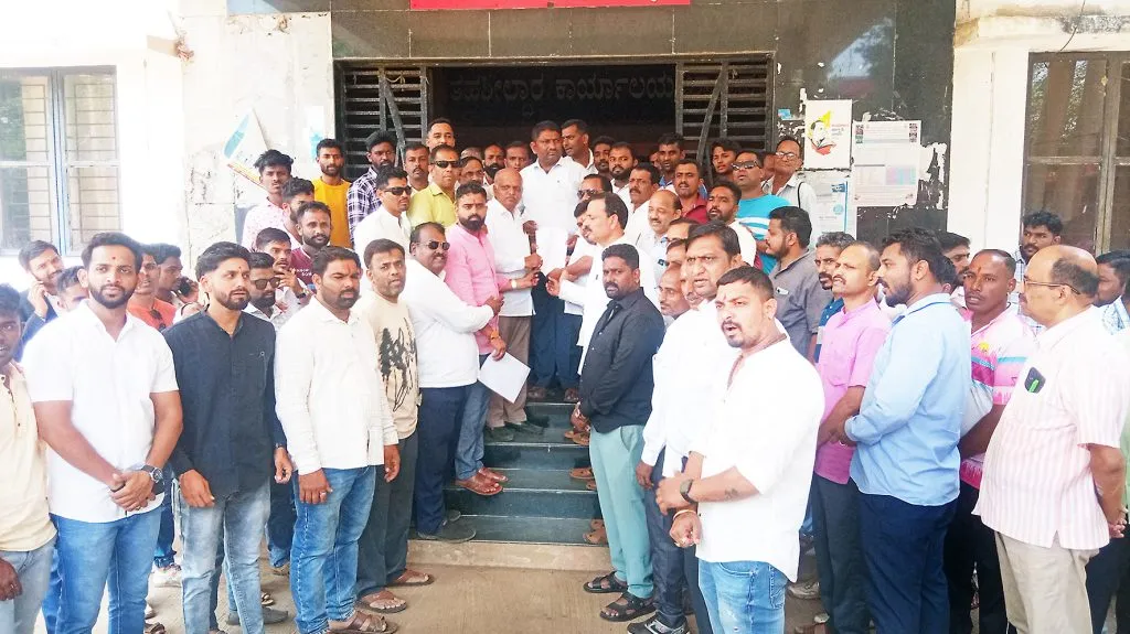 मुर्शिदाबाद हिंसाचारातील दोषींवर कारवाई करा Take action against those responsible for the Murshidabad violence