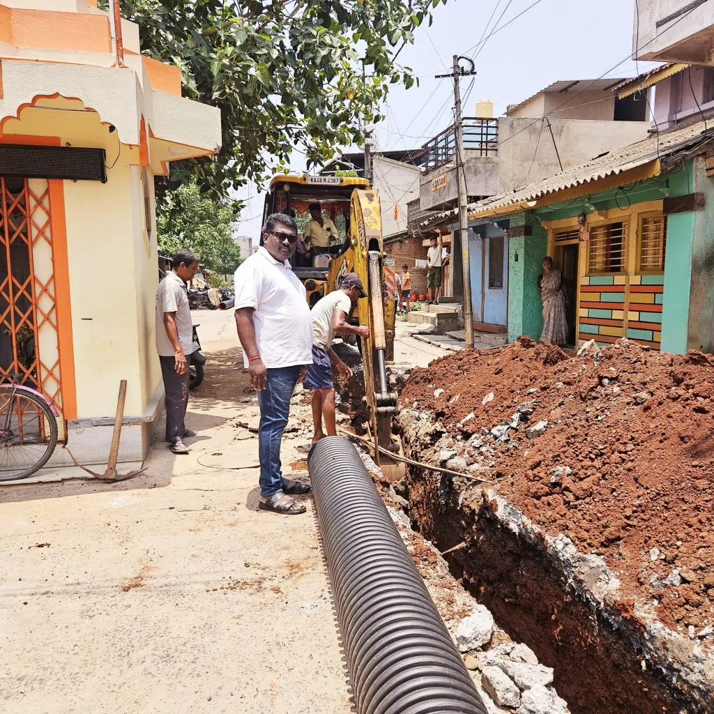 नवीन ड्रेनेज लाईन कामाला नवी गल्ली शहापूर येथे सुरुवात New drainage line work begins at Navi Galli Shahapur