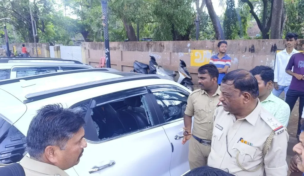 A bag containing Rs 50,000 in cash was stolen by breaking the car window.