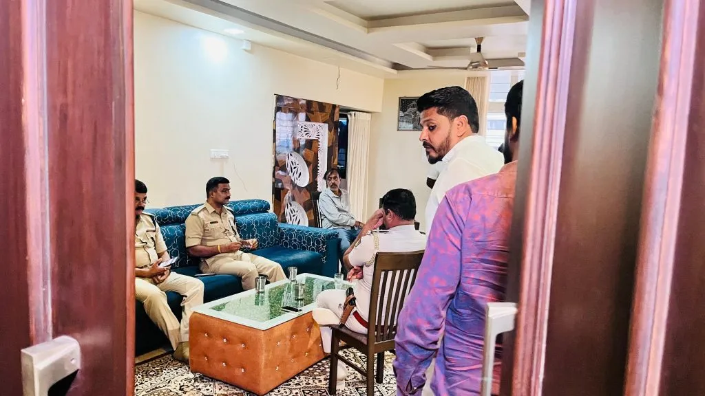 Armed gang terror in Asad Khan Society