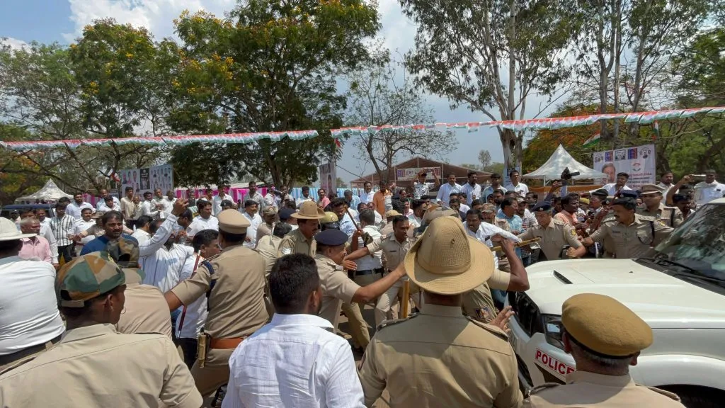 BJP women workers protest at Congress rally