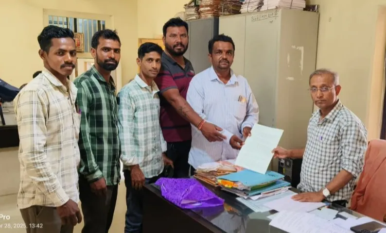 Demand for action against the librarian in Chapgaon