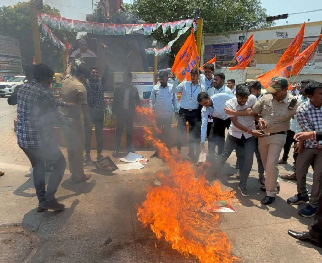 अभाविपकडून मुख्यमंत्र्यांच्या ‘त्या’ कृतीचा निषेध ABVP condemns Chief Minister's 'action'