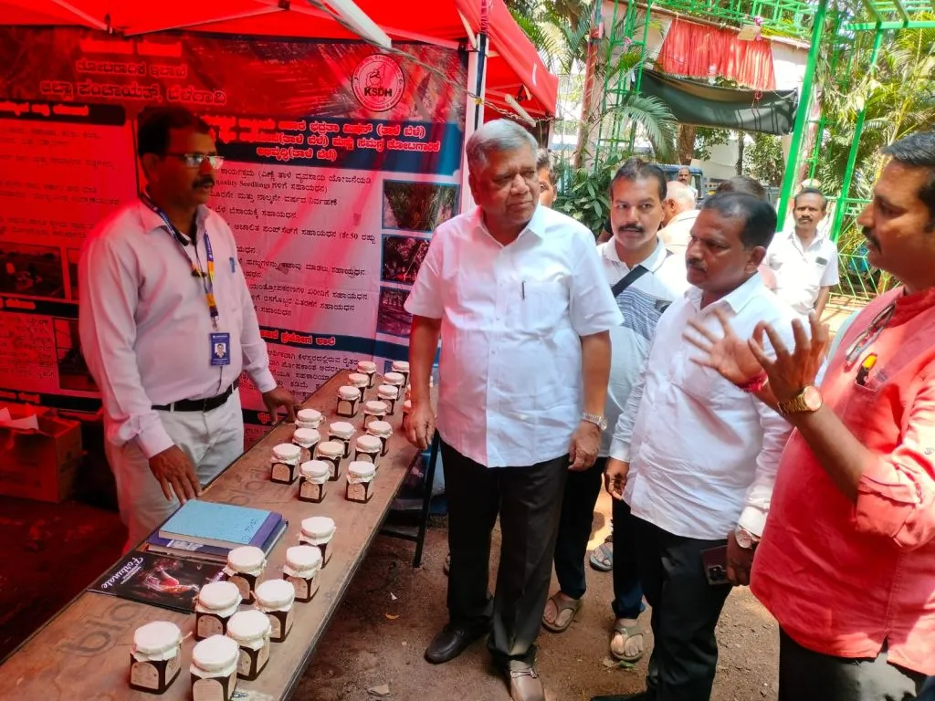 आंबा महोत्सवात लोककल्पतर्फे मध विक्री स्टॉल Honey selling stall by Lokkalpa at Mango Festival