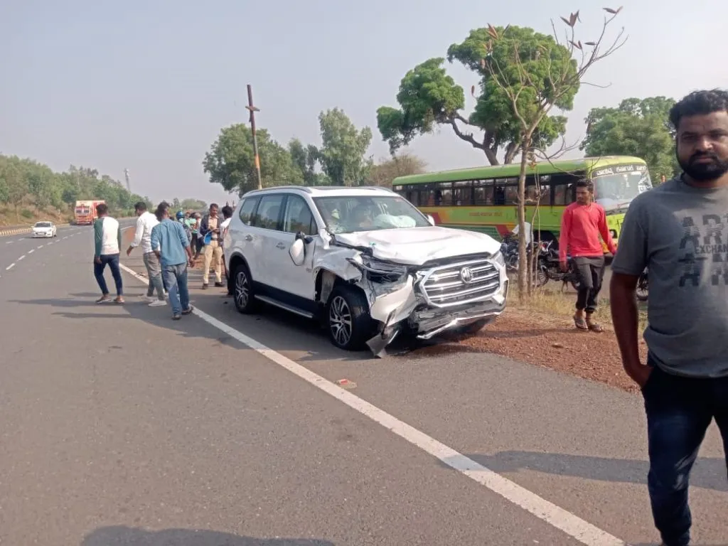 Centring worker dies near Kittur after speeding car hits motorcycle