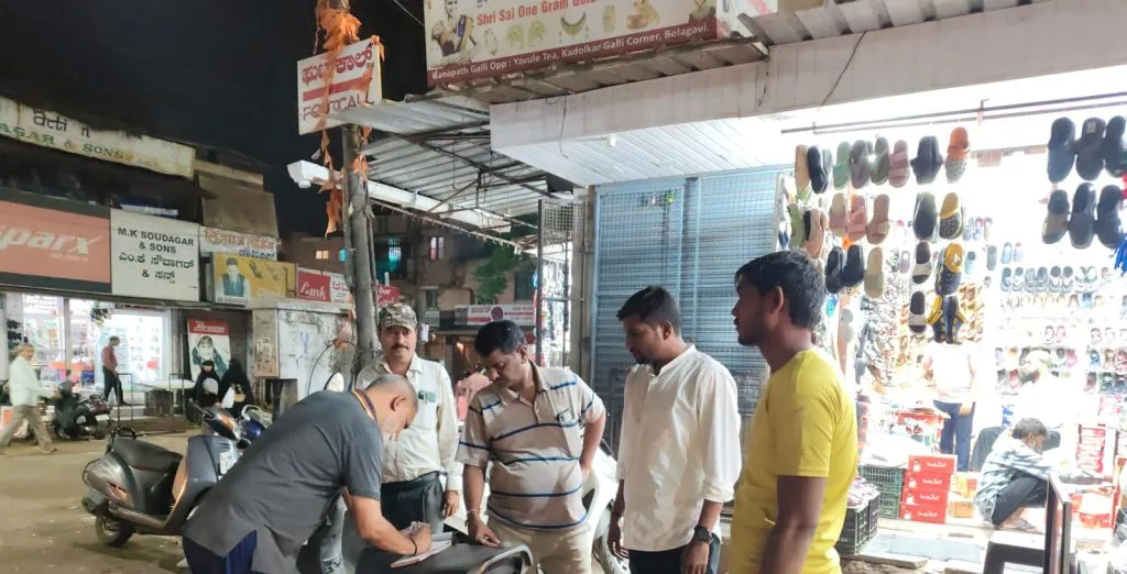 Garbage on the road...Penal action against traders in Ganpat Gali