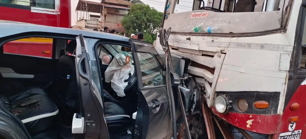 एसटी-कारचा अपघात, एकाचा मृत्यू ST bus-car accident, one dead