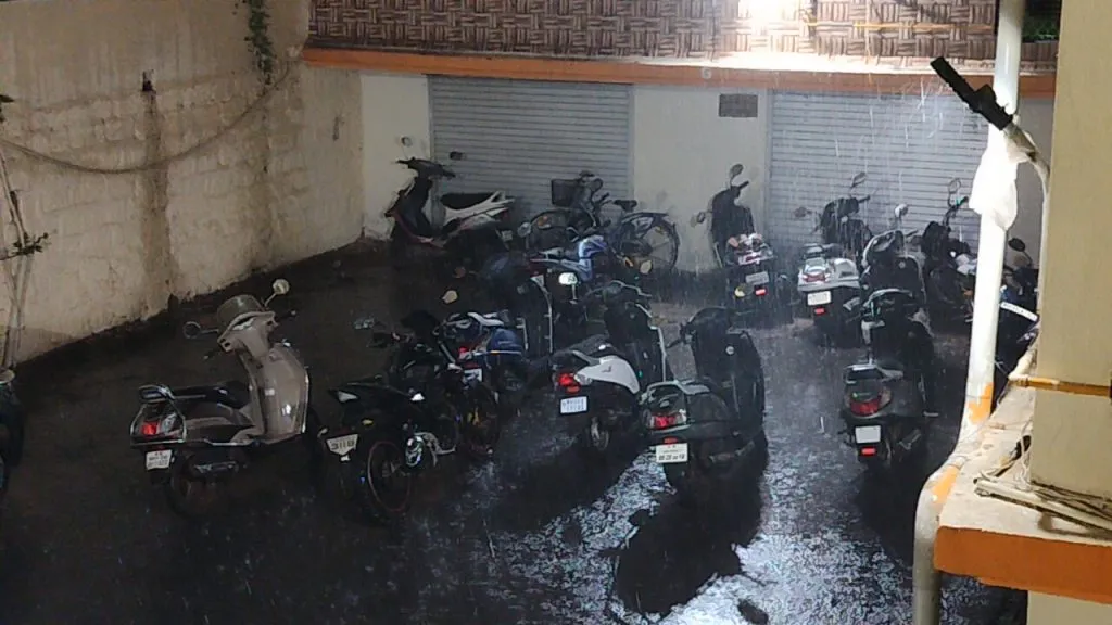 मुसळधार अवकाळी पावसाने जिल्ह्याला झोडपले The district battered by heavy unseasonal rain