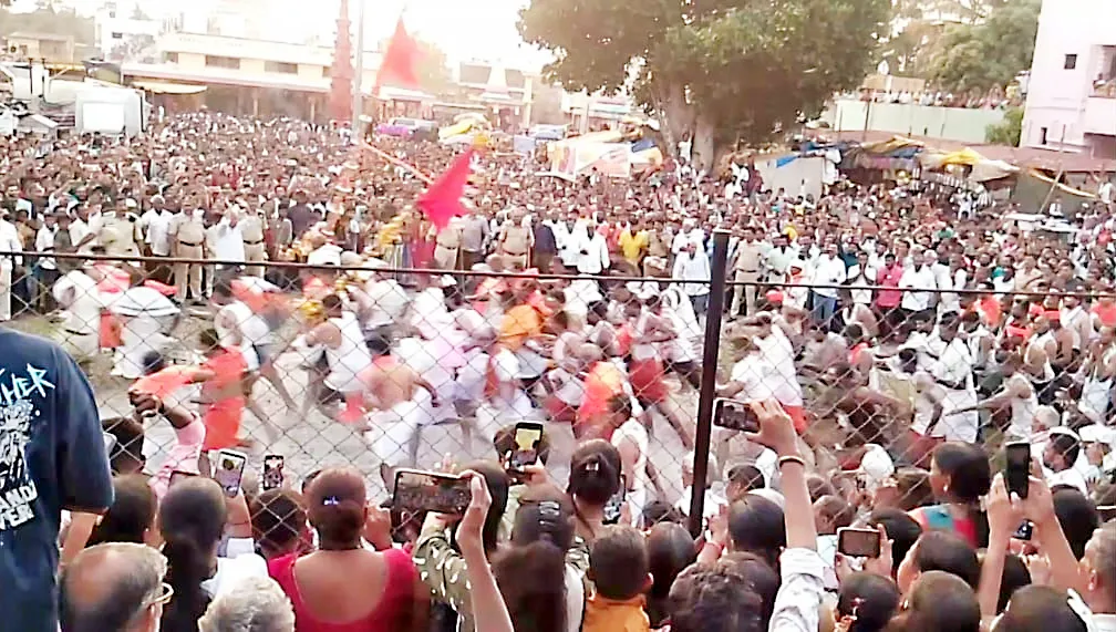 काकती सिद्धेश्वराच्या दर्शनासाठी जनसागर लोटला A huge crowd gathered to have darshan of Kakati Siddheshwar.