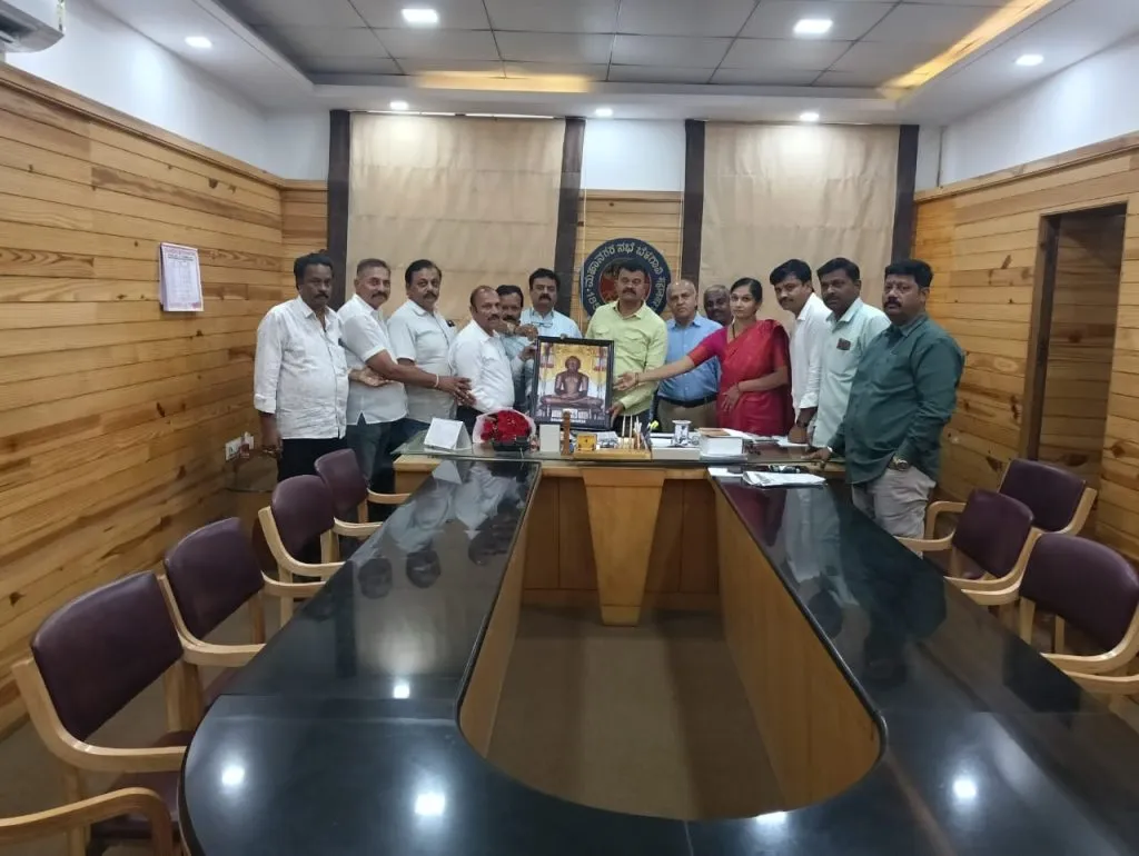 Install an oil painting of Lord Mahavira in the Municipal Hall