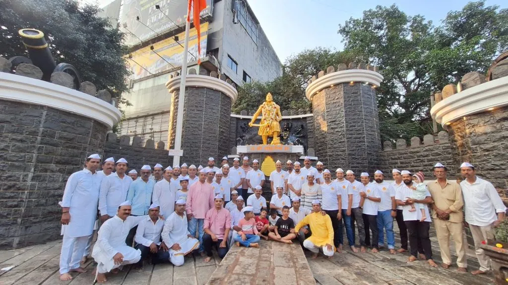 Worship of the idol of Dharmaveer Sambhaji Maharaj