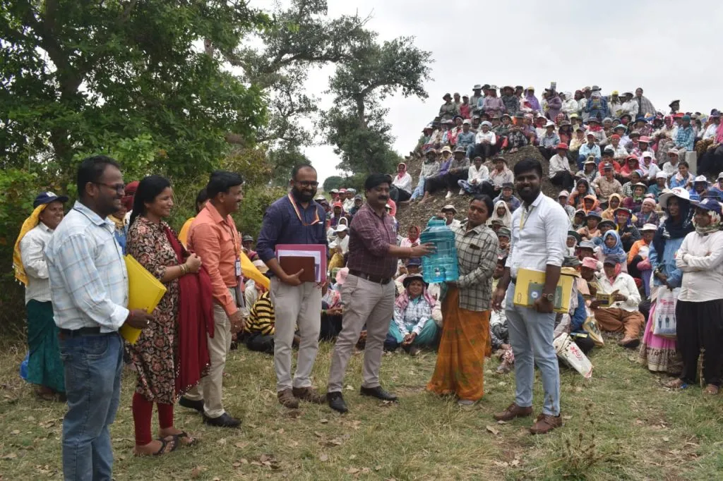 रोहयोंना प्रथमोपचार कीट-पाणी बॉटलचे वितरण Distribution of first aid insect-water bottles to Rohingya