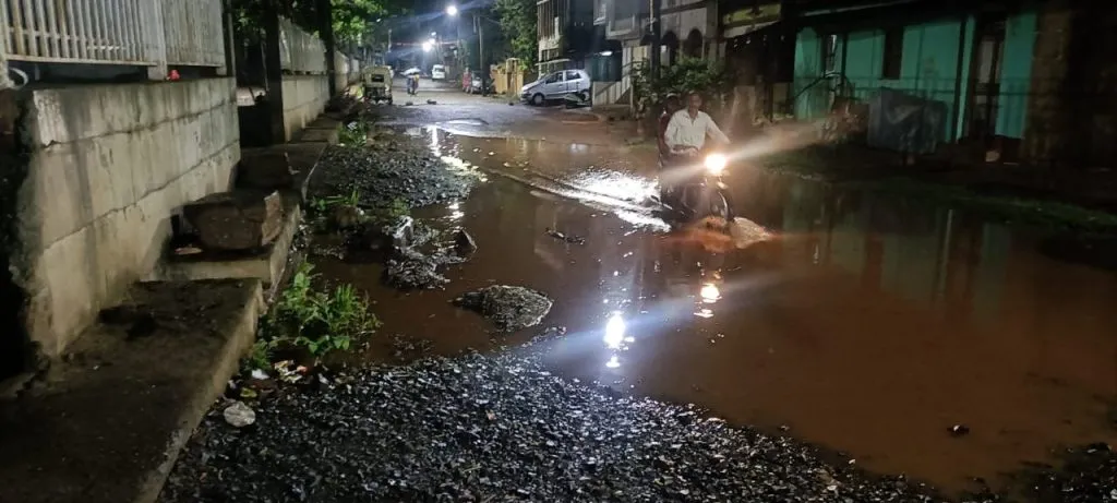 मंगाईनगर क्रॉसवर पावसाचे पाणी Rainwater at Mangainagar Cross