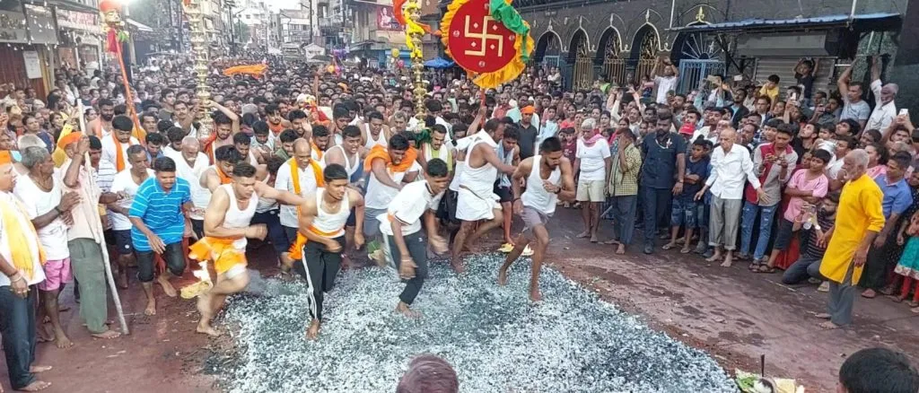 खडेबाजार शहापूर येथे इंगळ्या उत्साहात Inglas are in high spirits at Khadebazar Shahapur