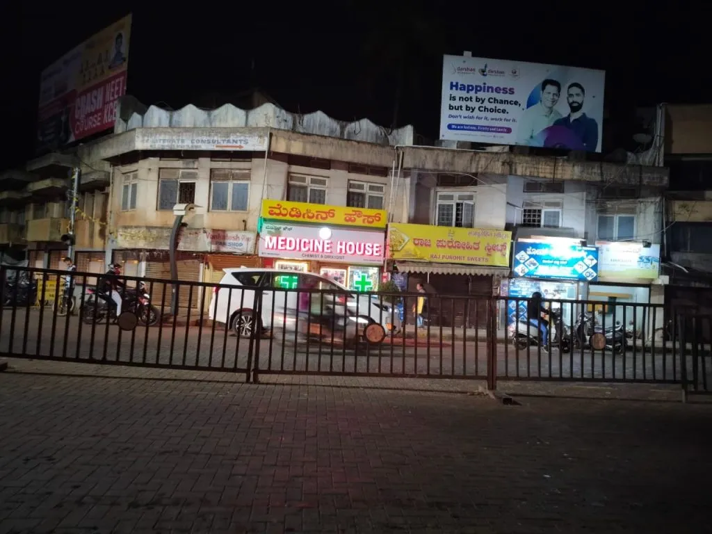पहिल्या रेल्वेगेटवर पुन्हा उभारले बॅरिकेड्स Barricades erected again at the first railway gate