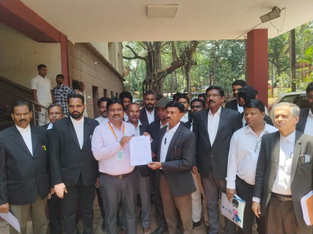 हल्लेखोराला त्वरित अटक करा : अॅड. त्यानगींची मागणी Arrest the attacker immediately: Adv. Tyangi's demand