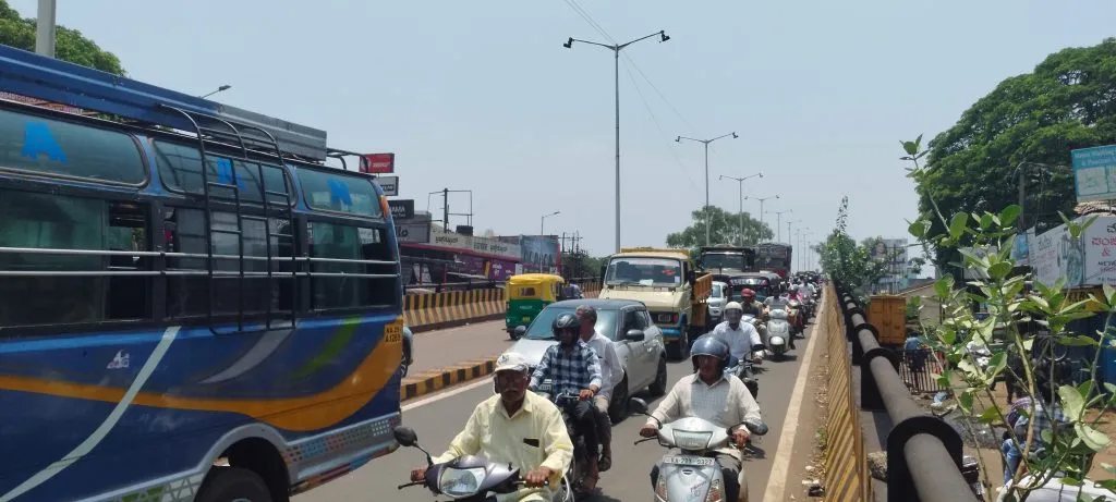 Asphalting on the flyover...death of vehicle drivers!