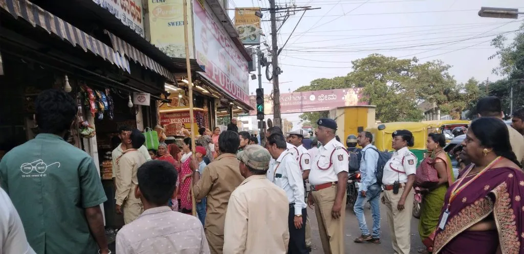 शहरात दुसऱ्या दिवशीही अतिक्रमण हटाव मोहीम Encroachment removal campaign continues for the second day in the city