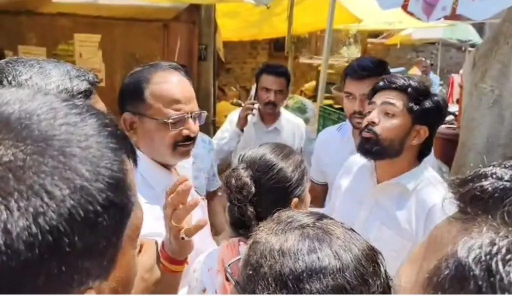 शेतकरी मंडईतील व्यापाऱ्यांचे अतिक्रमण हटवले Encroachments by traders in the farmers' market removed