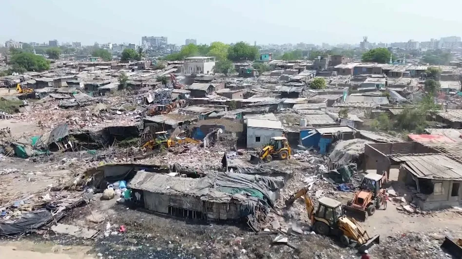 अहमदाबादमध्ये बांगलादेशी घुसखोरांच्या अतिक्रमणावर ‘बुलडोझर’ 'Bulldozer' on the encroachment of Bangladeshi intruders in Ahmedabad