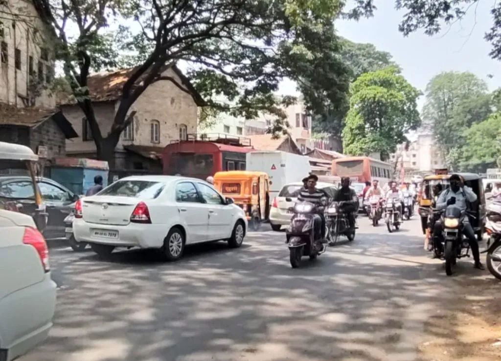 वाहतूक कोंडीत सीपीआर चौक CPR Chowk choked with traffic congestion