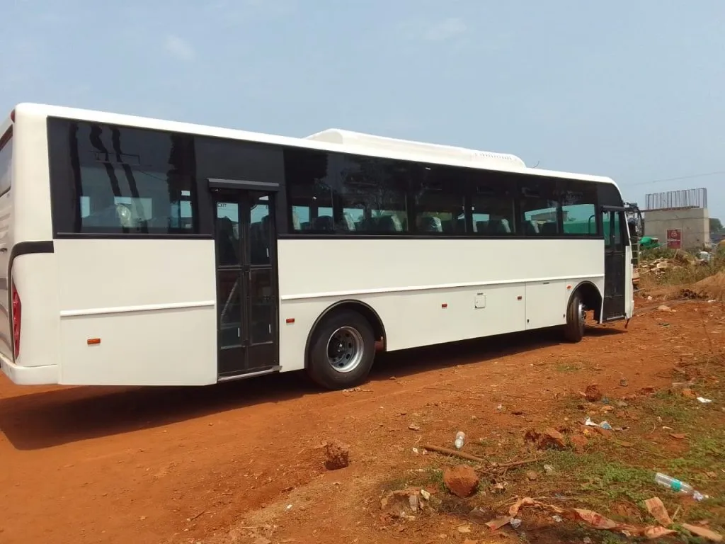 "A gaur dies after being hit by a private bus