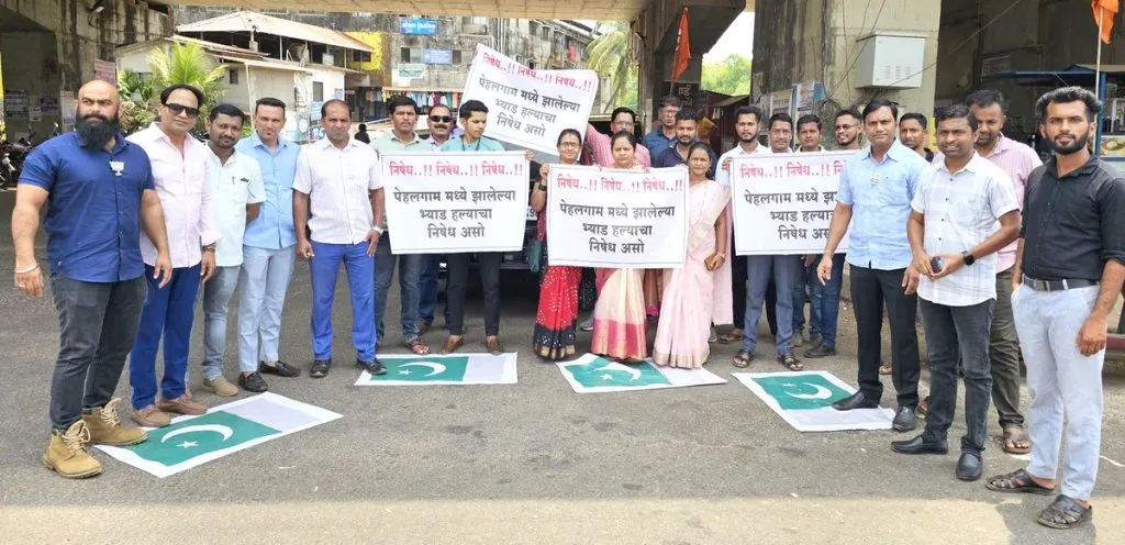 पाकिस्तानचे झेंडे पायदळी तुडवत पेहलगाम हल्ल्याचा निषेध