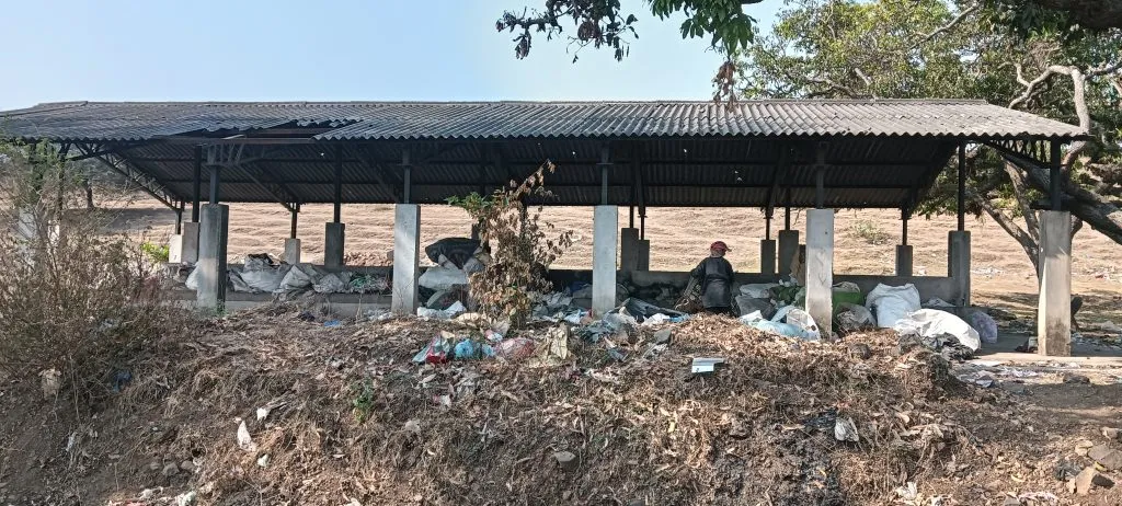 A 25 lakh water tank wasted in garbage