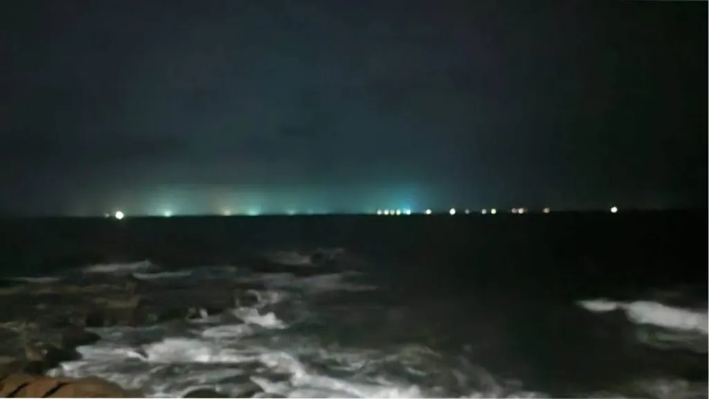 कारवाईनंतरही एलईडी मासेमारी सुरुच, मत्स्य विभागाची स्पीडबोट गेली कुठे? action taken against illegal LED fishing boats fishing not stopped