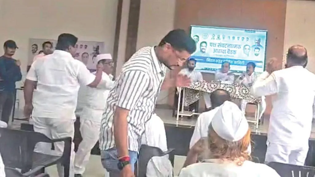 काँग्रेसच्या आढावा बैठकीत गोंधळ; पक्ष बदल, मानपानावरुन पदाधिकाऱ्यांमध्ये जुंपली corporator Sanjay Medhe alleged not invited meeting city president