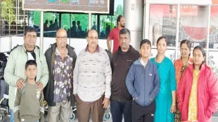 हॉटेलमध्ये सुरक्षित होतो, मात्र क्षणाक्षणाला…, पर्यटकांनी सांगितला थरारक अनुभव outside airport because no other safe place Kashmir this moment