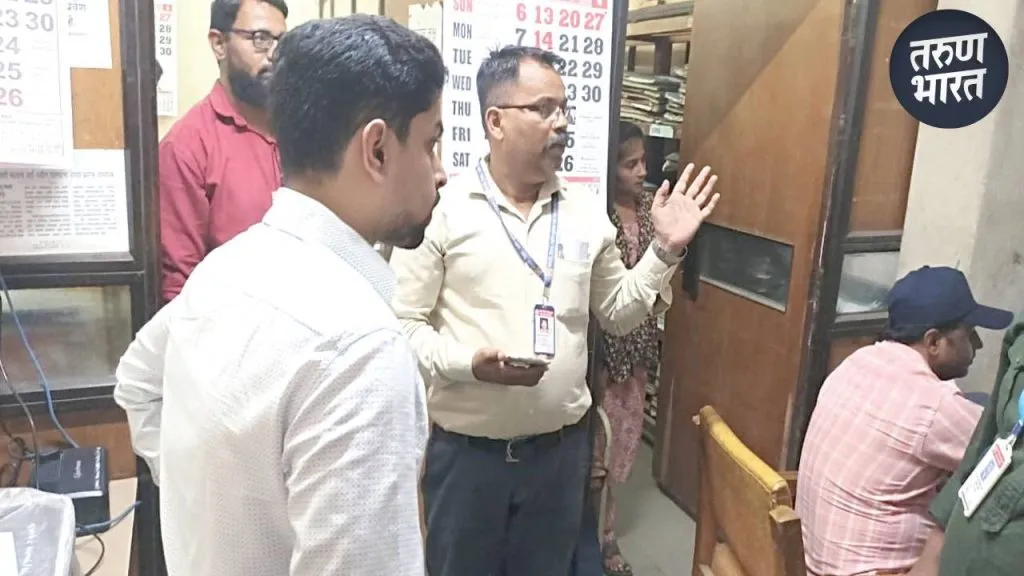 जन्म-मृत्यू विभागात आयुक्तांची अचानक धाड, कर्मचाऱ्यांसह अधिकाऱ्यांचीही खरडपट्टी Citizens line for certificates again read complaints Commissioner